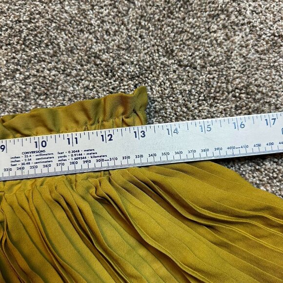 Zara‎ Pleated Olive Green Dressy shorts - Picture 4 of 5